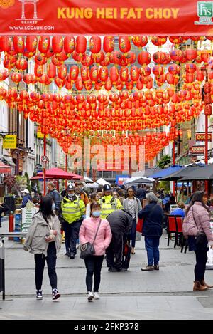 London, England, Großbritannien. Chinatown ist in der Gerrard Street nach der Entspannung der COVID-Sperre, April 2021, voller Menschen Stockfoto