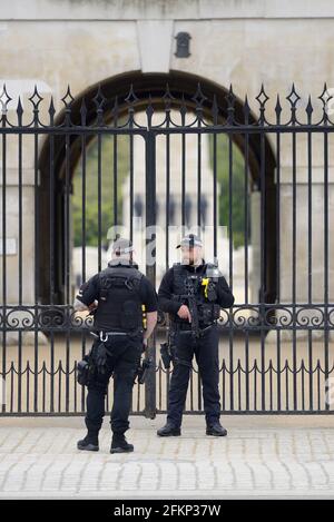 London, England, Großbritannien. Bewaffnete Beamte der Metropolitan Police im Dienst in Whitehall vor der Horse Guards Parade Stockfoto