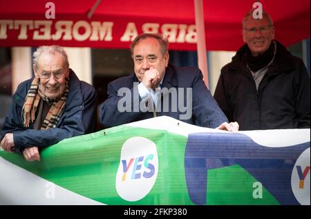 Alex Salmond, Parteichef von Alba, mit dem ehemaligen Labour-Minister Les Huckfield (links) und dem Lothian-Kandidaten Kenny MacAskill (rechts) während eines Besuchs in der Scotsman Lounge in Edinburgh auf dem Weg zur Wahlkampagne für die bevorstehenden Parlamentswahlen in Schottland am 6. Mai 2021. Bilddatum: Montag, 3. Mai 2021. Stockfoto