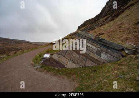 Felsen am Knockan Crag, Bildungszentrum für Geologie und die Geschichte der lokalen Gesteine. Auf der NC500-Route in den schottischen Highlands Stockfoto