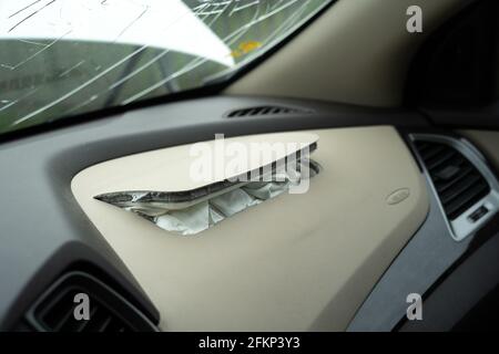 Ausgelöster Airbag auf dem des Fahrzeugs nach dem Unfall. Stockfoto