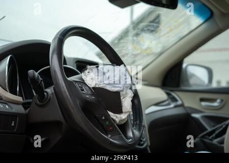 Ausgelöster Airbag am Lenkrad des Fahrzeugs nach Der Unfall Stockfoto