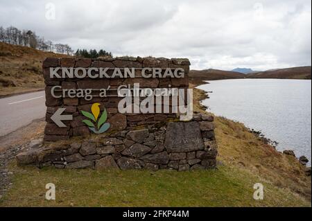 Schild für Knockan Crag, Bildungszentrum für Geologie und die Geschichte der lokalen Gesteine. Auf der NC500-Route in den schottischen Highlands. Stockfoto
