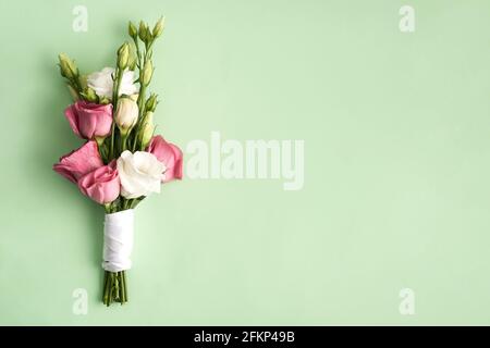 Blumenstrauß eustoma rosa und weiß auf grünem Hintergrund Isoliert Stockfoto