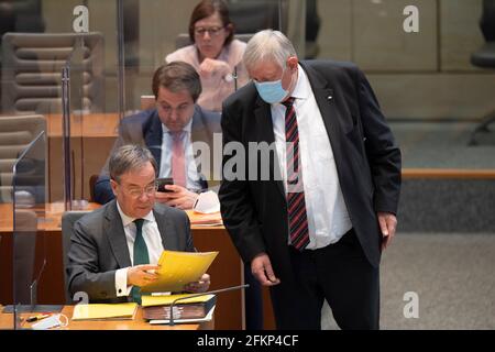 Düsseldorf, Deutschland. 30. April 2021. Von links nach rechts Armin LASCHET, CDU, Ministerpräsident von Nordrhein-Westfalen, Karl-Josef LAUMANN, CDU, Minister für Arbeit, Gesundheit und Soziales von Nordrhein-Westfalen, Debatte zum Thema > 127. Plenarsitzung im landtag Nordrhein-Westfalen NRW, Düsseldorf am 30. April 2021, ¬ weltweite Nutzung Kredit: dpa/Alamy Live News Stockfoto