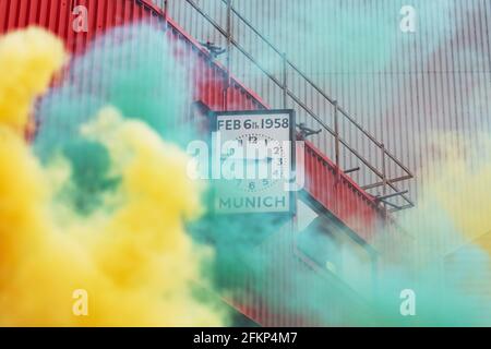 Manchester, Großbritannien. Mai 2021. Fans von Manchester United versammeln sich vor Old Trafford, um gegen die Eigentümerschaft des Clubs zu protestieren. Stockfoto