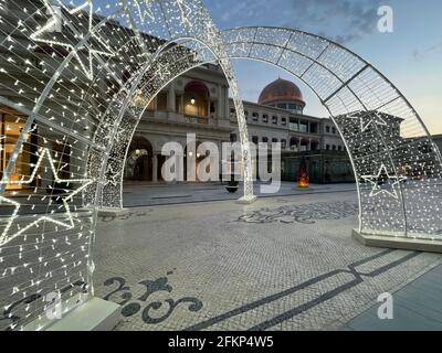 Blick auf die Galleria Lafayette im Katara Cultural Village im Ramadan 2021. Stockfoto