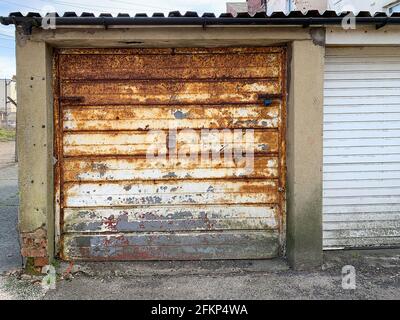 Verrostete Garagentür aus Metall Stockfoto