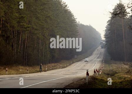 Die aktuelle Hauptstraße von Warschau nach Litauen. Pläne für den Bau einer Autobahn durch Polands, Rospuda-Tal, ein praktisch unberührtes Gebiet von Torfland an der Grenze zu Litauen, haben eine große Kontroverse sowohl in Polen und in Brüssel mit Umweltschützern Warnung ausgelöst, dass es eine katastrophale Wirkung auf die lokale Tierwelt haben könnte. Die Via Baltica soll die baltischen Staaten mit Skandinavien verbinden und den Handel zwischen den beiden Regionen erleichtern pic David Sandison Stockfoto