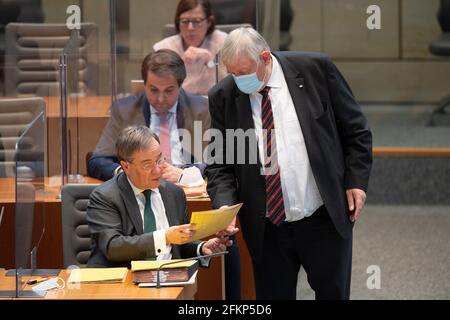 Düsseldorf, Deutschland. 30. April 2021. Von links nach rechts Armin LASCHET, CDU, Ministerpräsident von Nordrhein-Westfalen, Karl-Josef LAUMANN, CDU, Minister für Arbeit, Gesundheit und Soziales von Nordrhein-Westfalen, Debatte zum Thema > 127. Plenarsitzung im landtag Nordrhein-Westfalen NRW, Düsseldorf am 30. April 2021, ¬ weltweite Nutzung Kredit: dpa/Alamy Live News Stockfoto