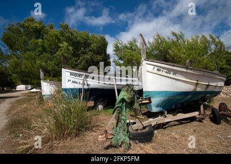 Drei traditionelle Fischerboote lagerten im Landesinneren für den Winter bei Es Grau menorca Stockfoto