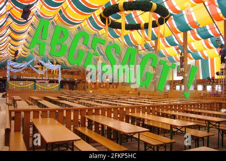 München, Deutschland. Mai 2021. FOTOMONTAGE: Wegen der Coronavirus-Pandemie: Auch das Oktoberfest wird 2021 abgesagt. Archivfoto: Leeres Festzelt, Bierkneipen, Biertische, Interieur, Oktoberfest München, Wiesn, Wiesen, Theresienwiese, 09/21/2006. â weltweite Nutzung Kredit: dpa/Alamy Live News Stockfoto