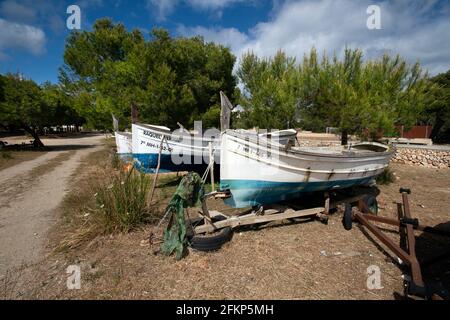 Drei traditionelle Fischerboote lagerten im Landesinneren für den Winter bei Es Grau menorca Stockfoto