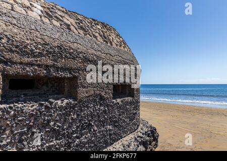 Rand eines alten Betonbunkers aus dem zweiten Weltkrieg am Strand von Leocadio Machado in El Medano, Teneriffa, Kanarische Inseln, Spanien Stockfoto