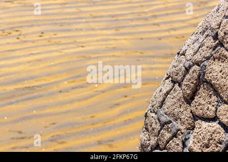 Rand eines alten Betonbunkers aus dem zweiten Weltkrieg am Strand von Leocadio Machado in El Medano, Teneriffa, Kanarische Inseln, Spanien Stockfoto