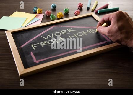 Arbeit von zu Hause Wort auf Tafel geschrieben in Kreide, Coronavirus Konzept. Stockfoto