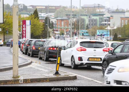 Brierley Hill, West Midlands, Großbritannien. Mai 2021. Am Eingang des Einkaufszentrums Merry Hill, Brierley Hill in den West Midlands, steht der Verkehr an, da das nasse und windige Wetter die Menschen dazu ermutigt, einkaufen zu gehen, anstatt zu Fuß zu gehen und den Montag an den Feiertagen zu genießen. Peter Lopeman/Alamy Live News Stockfoto