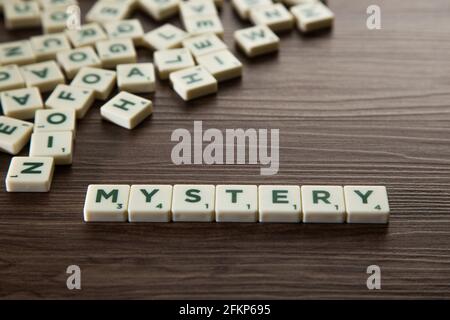 Alphabet Block mit Mystery Word Holztisch. Mystery-Konzept. Stockfoto