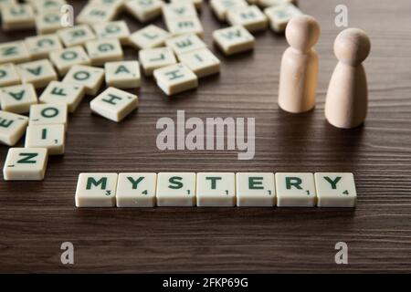 Alphabet Block mit Mystery Word Holztisch. Mystery-Konzept. Stockfoto