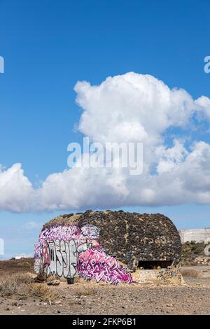 Wolke in einem blauen Himmel über einem alten Weltkrieg zwei Bunker in Los Abrigos, Teneriffa, Kanarische Inseln, Spanien Stockfoto