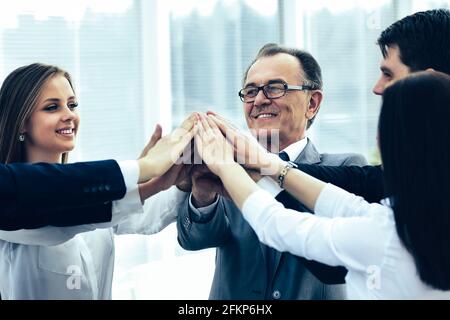 Happy Business Team feiert Sieg in Office Stockfoto