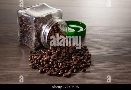 Kaffeebohnen im Glas auf dunklem Hintergrund Stockfoto