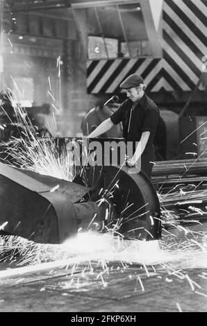 Im Walzwerk von Brown Bayley Steels, Tinsley, Sheffield, 1972. Schneiden gewalzter Knüppel (Stab) auf Länge. Stockfoto