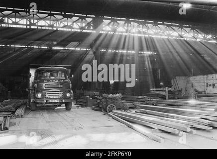 Im Walzwerk von Brown Bayley Steels, Tinsley, Sheffield, 1972. Stahlstange und Fahrzeug. Stockfoto