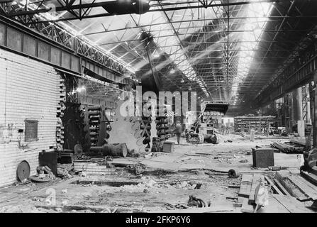 Im Walzwerk von Brown Bayley Steels, Tinsley, Sheffield, 1972. Sanierung läuft. Stockfoto