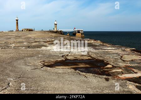 Whitby Lighthouse und Pier Stockfoto