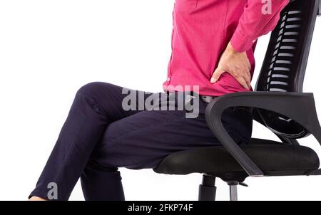 Geschäftsmann mit Rückenschmerzen sitzt auf einem Bürostuhl. Schmerzlinderung Konzept Stockfoto