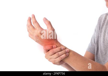 Schmerzen in der Hand. Verstauchung und Arthritis Symptome. Mann mittleren Alters hält seine verletzte Hand über weißen Hintergrund. Stockfoto