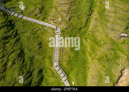 Luftaufnahme der Treppe zum Silver Strand in der Grafschaft Donegal - Irland. Stockfoto