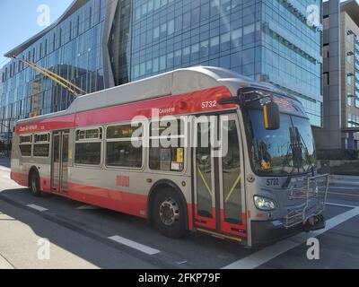 Seitenansicht eines MUNI-Busses von San Francisco, der am UCSF Medical Center in Mission Bay in San Francisco, Kalifornien, vorbeifährt, 18. April 2021. () Stockfoto