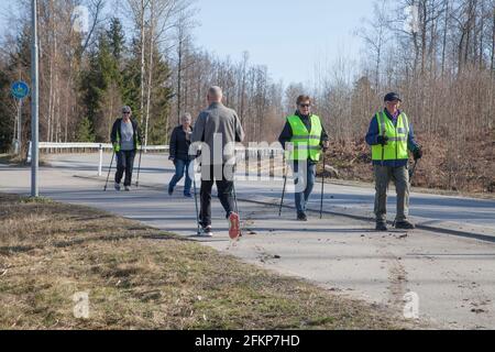 NORDIC-WALKING-Gruppe von Senioren Übung Stockfoto