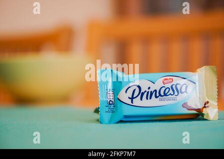 POZNAN, POLEN - 05. Apr 2016: Nestle Princessa Schokoladenwafer auf dem Tisch Stockfoto