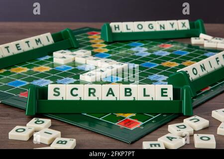 Kuala Lumpur, Malaysia - 25. Okt. 2020 Scrabble Brettspiel. Wort Scrabble von Buchstabenkacheln im Kachelgestell auf dem Spielbrett. Stockfoto