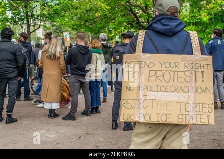 VAUXHALL, LONDON, ENGLAND - 1. Mai 2021: Protestler mit einem Anti-Polizei- und Anti-Regierung-Schild gegen eine TÖTUNG DES GESETZENTWURFS Protest in London Stockfoto