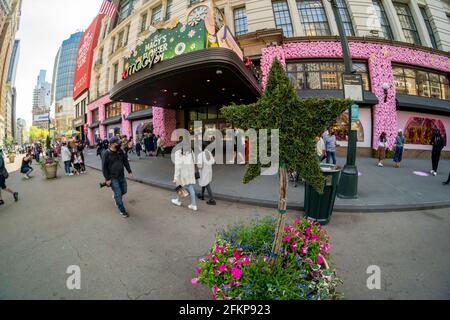 New York, USA. Mai 2021. Besucher vor Macy's Flagship-Kaufhaus am Herald Square in New York, das mit Blumenarrangements für die jährliche Macy's Flower Show am Eröffnungstag Sonntag, den 2. April 2021, behauen ist. Besucher strömen zur diesjährigen Show mit dem diesjährigen Thema, geben. Liebe. Bloom.'' die Show, die letztes Jahr aufgrund der Pandemie in einer Pause war, wurde entwickelt, um soziale Distanzierungen zu fördern. Die Show läuft bis zum 16. Mai. (ÂPhoto von Richard B. Levine) Quelle: SIPA USA/Alamy Live News Stockfoto