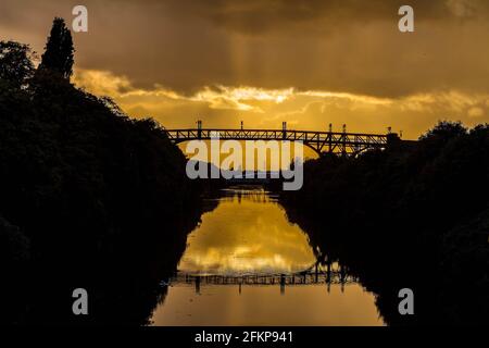 Sonnenuntergang am Manchester Ship Canal hinter der Cantilever Bridge Und Stockton Heath Swing Bridge Stockfoto