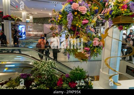 New York, USA. Mai 2021. Besucher kommen in Macy's Flagship-Kaufhaus am Herald Square in New York, das mit Blumenarrangements für die jährliche Macy's Flower Show am Eröffnungstag Sonntag, den 2. April 2021, behauen wird. Besucher strömen zur diesjährigen Show mit dem diesjährigen Thema, geben. Liebe. Bloom.'' die Show, die letztes Jahr aufgrund der Pandemie in einer Pause war, wurde entwickelt, um soziale Distanzierungen zu fördern. Die Show läuft bis zum 16. Mai. (ÂPhoto von Richard B. Levine) Quelle: SIPA USA/Alamy Live News Stockfoto