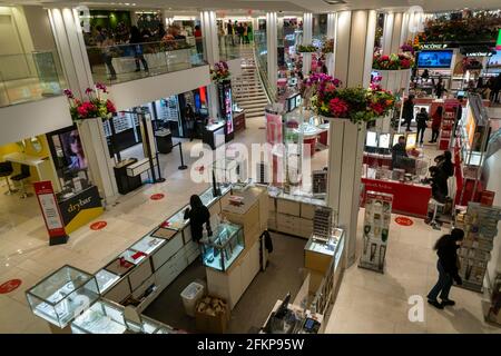 New York, USA. Mai 2021. Besucher kommen in Macy's Flagship-Kaufhaus am Herald Square in New York, das mit Blumenarrangements für die jährliche Macy's Flower Show am Eröffnungstag Sonntag, den 2. April 2021, behauen wird. Besucher strömen zur diesjährigen Show mit dem diesjährigen Thema, geben. Liebe. Bloom.'' die Show, die letztes Jahr aufgrund der Pandemie in einer Pause war, wurde entwickelt, um soziale Distanzierungen zu fördern. Die Show läuft bis zum 16. Mai. (ÂPhoto von Richard B. Levine) Quelle: SIPA USA/Alamy Live News Stockfoto