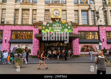 New York, USA. Mai 2021. Besucher vor Macy's Flagship-Kaufhaus am Herald Square in New York, das mit Blumenarrangements für die jährliche Macy's Flower Show am Eröffnungstag Sonntag, den 2. April 2021, behauen ist. Besucher strömen zur diesjährigen Show mit dem diesjährigen Thema, geben. Liebe. Bloom.'' die Show, die letztes Jahr aufgrund der Pandemie in einer Pause war, wurde entwickelt, um soziale Distanzierungen zu fördern. Die Show läuft bis zum 16. Mai. (ÂPhoto von Richard B. Levine) Quelle: SIPA USA/Alamy Live News Stockfoto