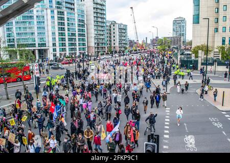 VAUXHALL, LONDON, ENGLAND – 1. Mai 2021: Demonstranten bei einem MORD PROTESTIEREN IN London GEGEN DEN GESETZESENTWURF Stockfoto