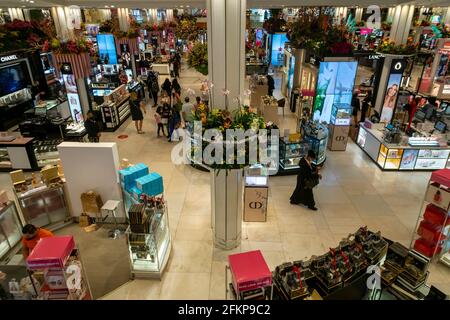 Besucher kommen in Macy's Flagship-Kaufhaus am Herald Square in New York, das mit Blumenarrangements für die jährliche Macy's Flower Show am Eröffnungstag Sonntag, den 2. April 2021, behauen wird. Besucher strömen zu den diesjährigen Show mit diesem yearâ €™s Thema, geben. Liebe. Bloom.â € die Show, die auf Pause im vergangenen Jahr aufgrund der Pandemie, wurde entwickelt, um die soziale Distanzierung zu fördern. Die Show läuft bis zum 16. Mai. (ÂPhoto von Richard B. Levine) Stockfoto