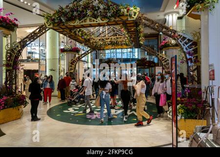 Besucher kommen in Macy's Flagship-Kaufhaus am Herald Square in New York, das mit Blumenarrangements für die jährliche Macy's Flower Show am Eröffnungstag Sonntag, den 2. April 2021, behauen wird. Besucher strömen zur diesjährigen Show mit dem diesjährigen Thema, Give. Liebe. Bloom.“ Die Show, die letztes Jahr aufgrund der Pandemie auf Pause war, wurde entwickelt, um soziale Distanzierungen zu fördern. Die Show läuft bis zum 16. Mai. (Foto von Richard B. Levine) Stockfoto