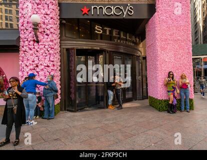 Besucher vor Macy's Flagship-Kaufhaus am Herald Square in New York, das mit Blumenarrangements für die jährliche Macy's Flower Show am Eröffnungstag Sonntag, den 2. April 2021, behauen ist. Besucher strömen zur diesjährigen Show mit dem diesjährigen Thema, Give. Liebe. Bloom.“ Die Show, die letztes Jahr aufgrund der Pandemie auf Pause war, wurde entwickelt, um soziale Distanzierungen zu fördern. Die Show läuft bis zum 16. Mai. (Foto von Richard B. Levine) Stockfoto