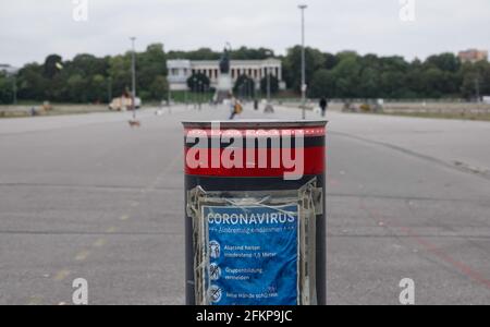 München, Deutschland. September 2020. Auf der Theresienwiese steht ein Poller mit roten Lichtern und ein Informationsplakat über das Coronavirus. Das Bayern ist im Hintergrund zu sehen. Das Oktoberfest wird 2021 wegen der Corona-Pandemie nicht stattfinden. (To dpa 'Circles: Oktoberfest also cancelled in 2021 due to Corona') Quelle: Josefine Kaukemüller/dpa/Alamy Live News Stockfoto