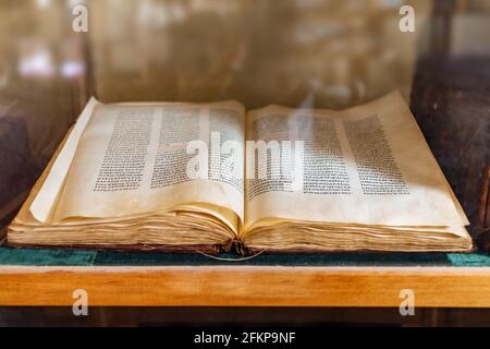 Sehr alte und alte heilige Bibel in amharischer Sprache im UNESCO-Kloster Ura Kidane Mehret, Halbinsel Zeghe, nahe Bahir dar, Amhara Region, Äthiopien Stockfoto