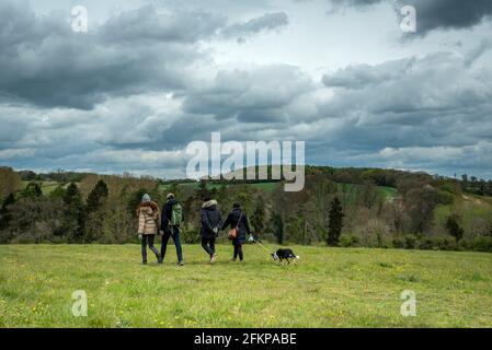 Chorleywood, Großbritannien. 3 Mai 2021. UK Wetter: Menschen, die am Montag, den frühen Bankfeiertag im Mai, unter bedrohlichen grauen Wolken über dem Chorleywood House Estate, Hertfordshire, wandern. Es wird prognostiziert, dass sich die Bedingungen gegen Ende des Tages mit starken Regenfällen und starken Winden verschlechtern werden. Kredit: Stephen Chung / Alamy Live Nachrichten Stockfoto